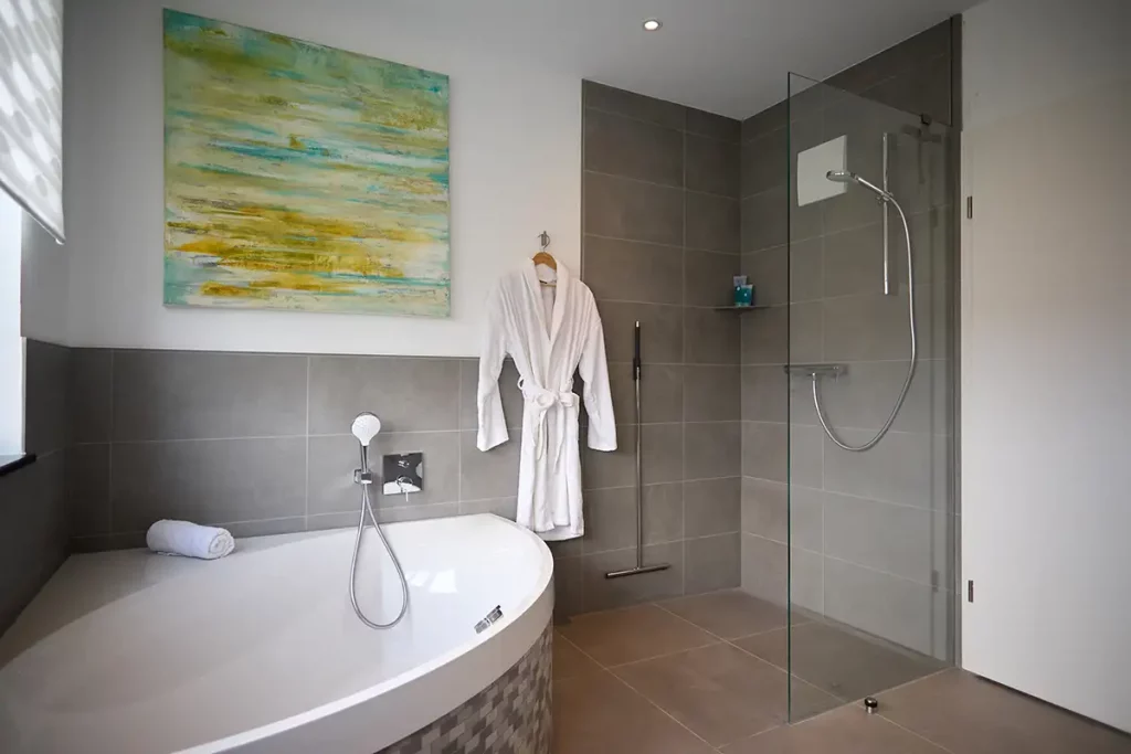 Modern und hochwertig eingerichtetes Badezimmer der ButjaPark-Ferienvilla "AK-10"