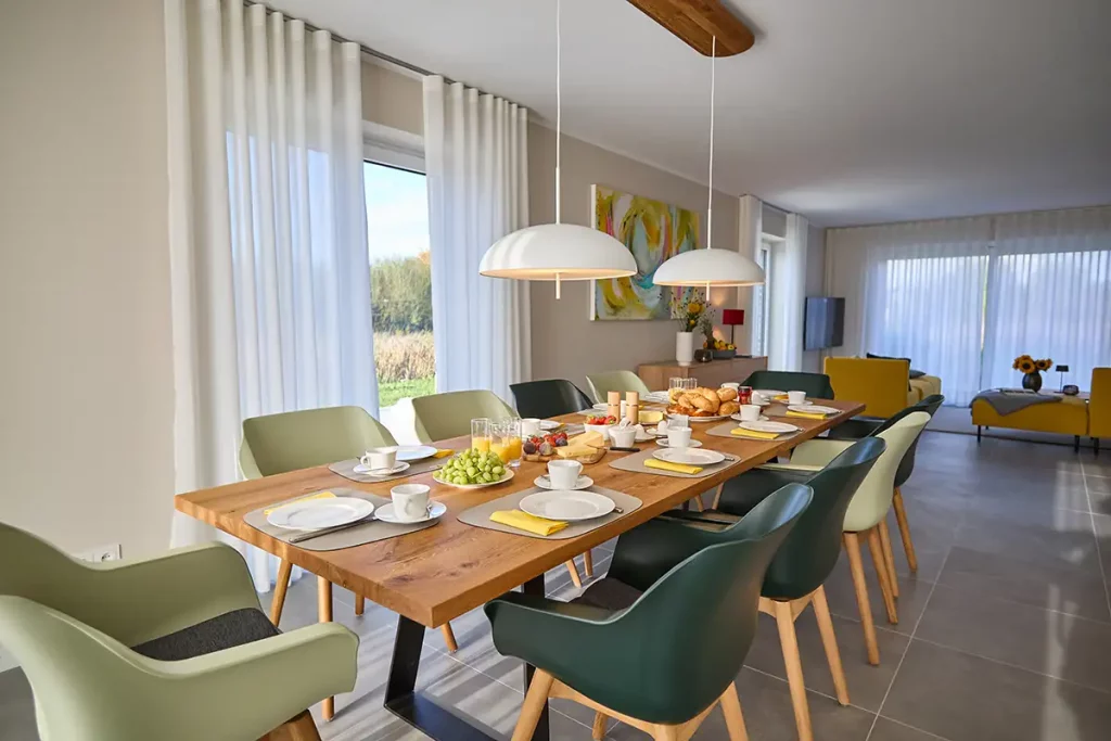 Großer, eingedeckter Frühstückstisch im hochwertigen Ambiente der ButjaPark-Ferienvilla "AK-10"