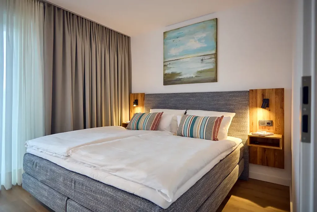 Geräumiges und hochwertig eingerichtetes Schlafzimmer der ButjaPark-Ferienvilla "AK-10"