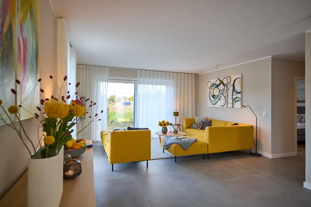 Geräumiges und einladend gestalteter Wohnraum der ButjaPark-Ferienvilla "AK-10"