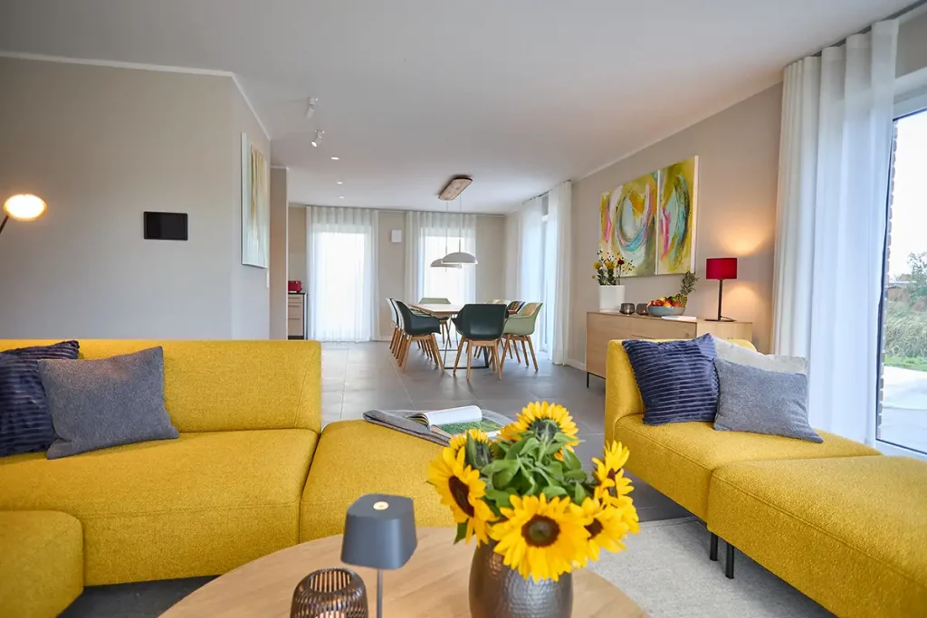 Offener und hochwertig gestalteter Wohn-/Essbereich der ButjaPark-Ferienvilla "AK-10"